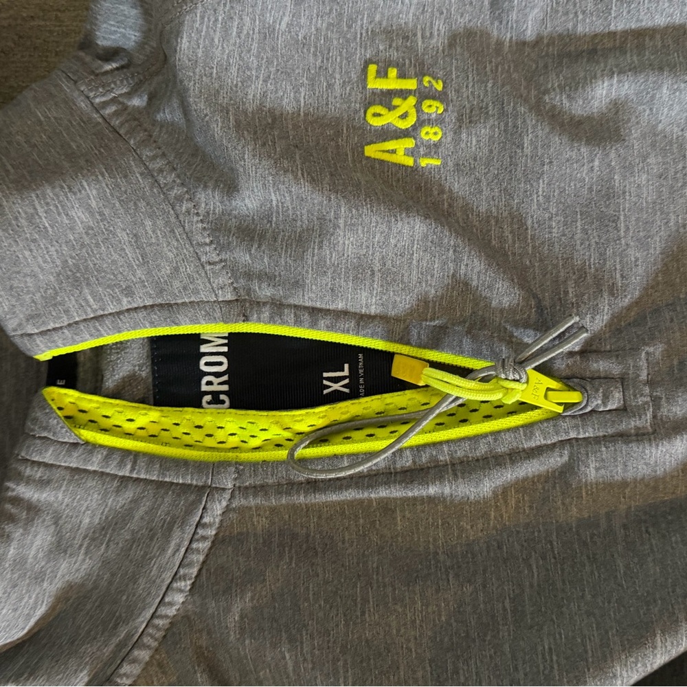 Abercrombie & Fitch Men’s Gray Muscle Jogger with Yellow Details